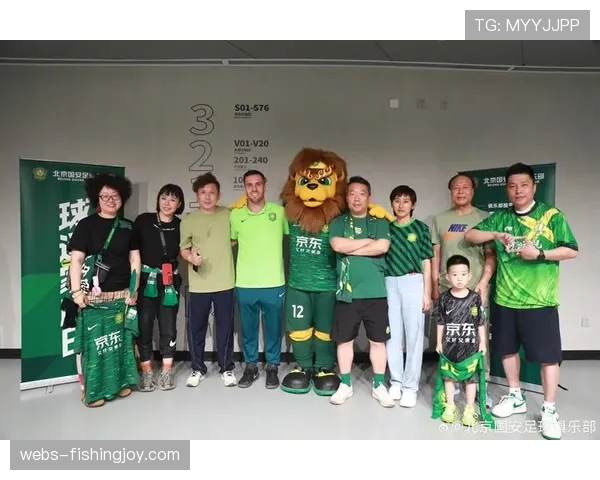 主场球迷统一身着白色T恤,制造“白色海洋”为球队助威 主场球迷统一身着白色T恤,制造“白色海洋”为球队助威